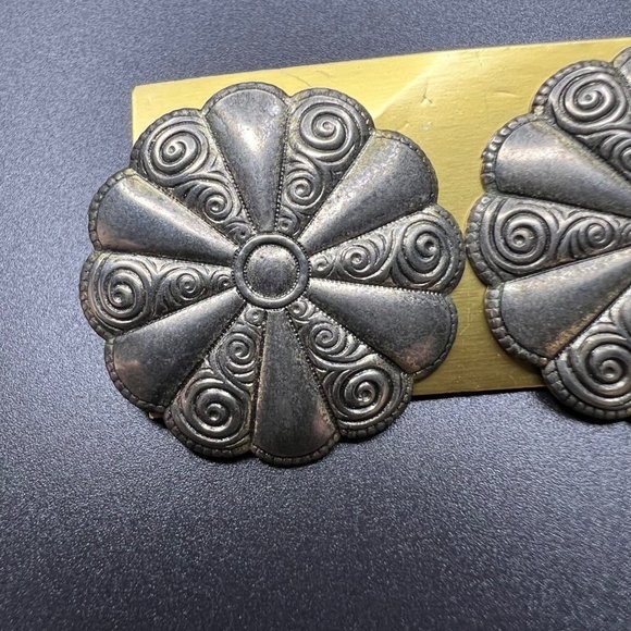 VINTAGE Disc Circle Earrings Silver Tone Flower - Picture 3 of 6